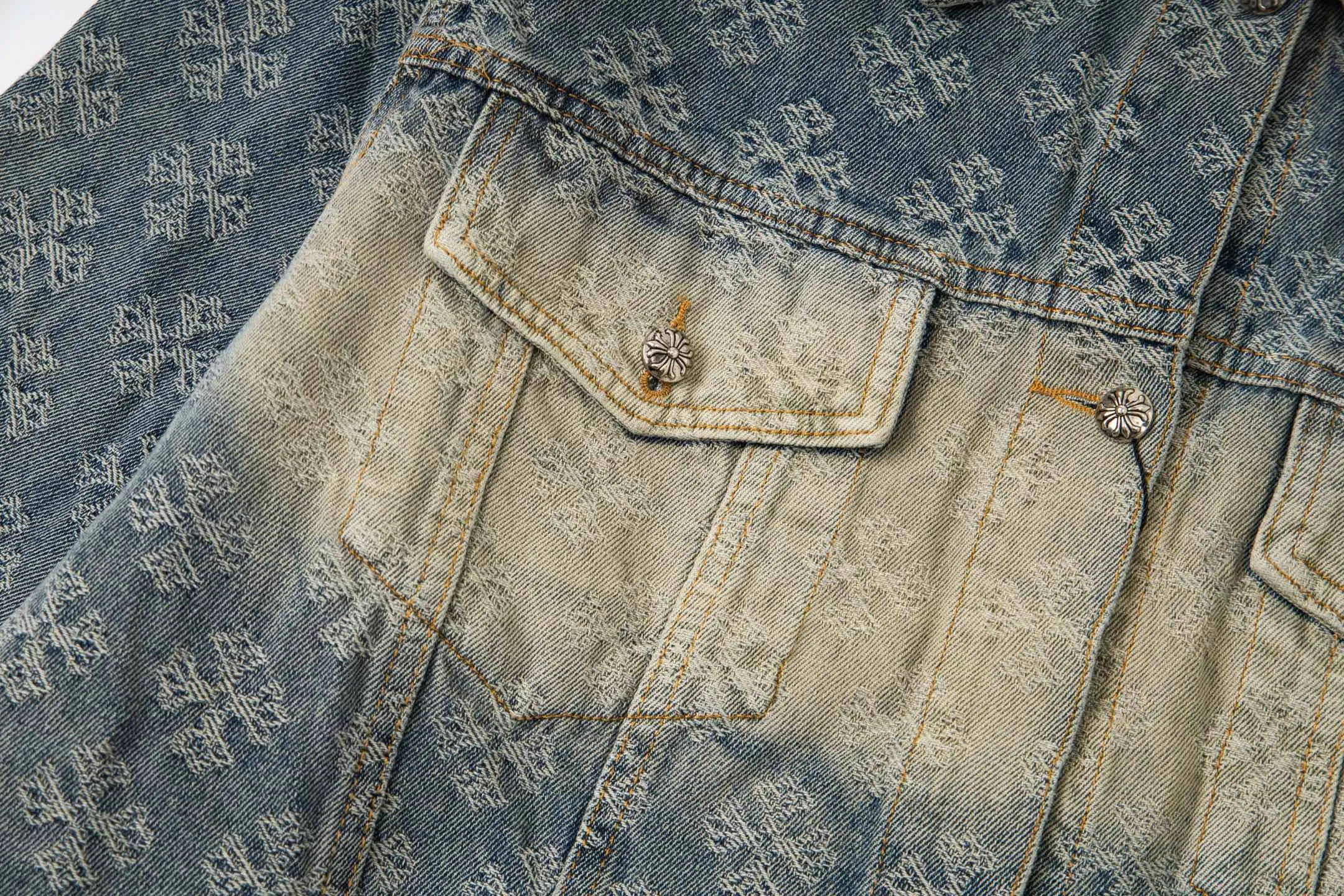 P340 Style No.: Y194 ChromeHearts heavy-duty steel-printed classic Sanskrit all-over jacquard hot-drilled denim jacket for men and women. New ChromeHearts Sanskrit printed custom fabric jacket. Gradient color wash, hot-drilled cross denim jacket on the back. A very heavy-duty one. The top is made of heavy weight. Presbyopia is suitable for early autumn outings. The denim fabric can be directly machine washed without deformation. Washing and distressing also give a sense of high-end. Power style wear, follow the photo and mirror. The gradient color is super high-end 💕 Each diamond shines with a unique light, as if telling a fashion story ✨ The steel-printed jacquard adds a three-dimensional and artistic sense, making this jacket instantly unique. Size:s m l xl